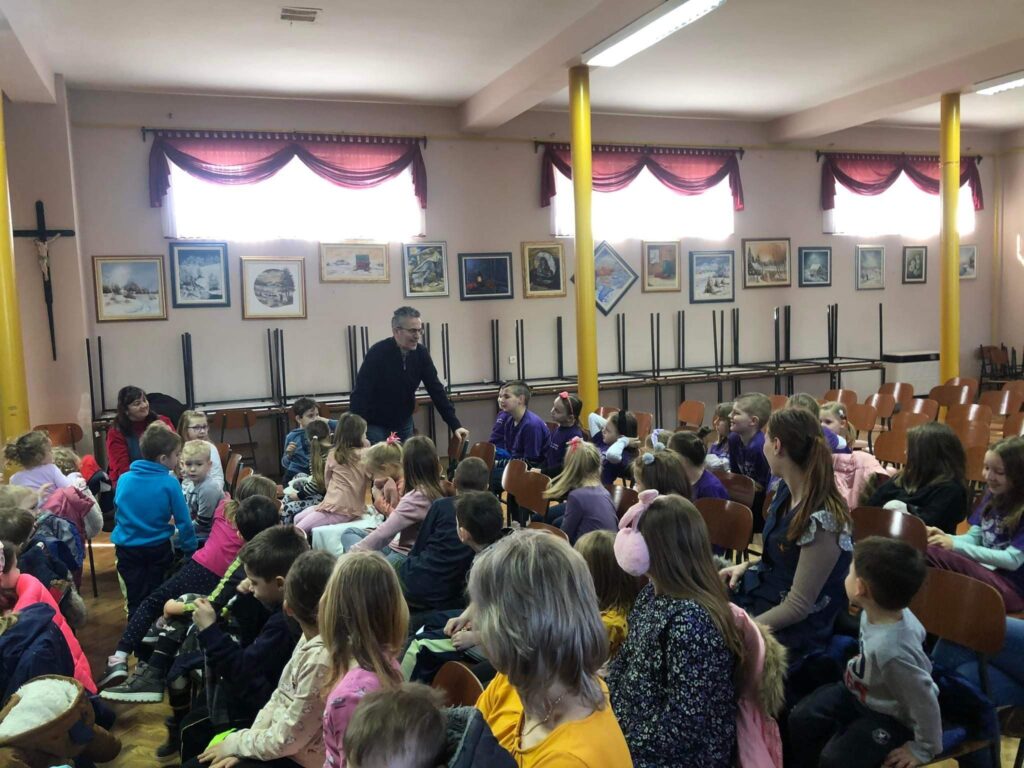 Zoran Vakula u društvenom domu u Kunovcu održao promociju meteoslikovnica i predavanje o meteorologiji za djecu