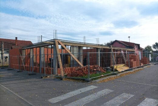 Počela je najavljivana izgradnja trgovine mješovitom robom, doktorske ordinacije, ljekarne i stanova