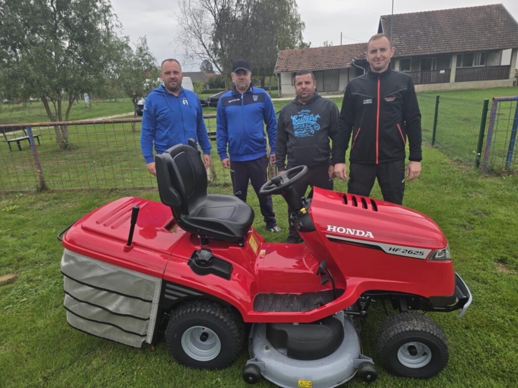 Kupljene su nove traktorske kosilice za potrebe održavanja nogometnih igrališta u Koprivničkom Ivancu i u Pustakovcu