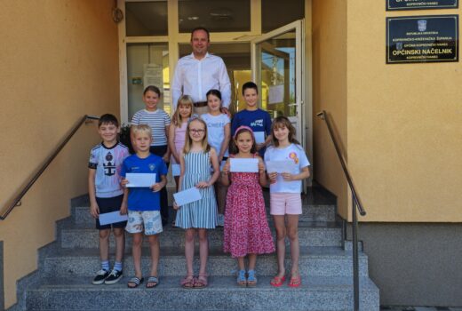 Općinski je načelnik i ove godine podijelio nagrade odličnim učenicima osnovne škole